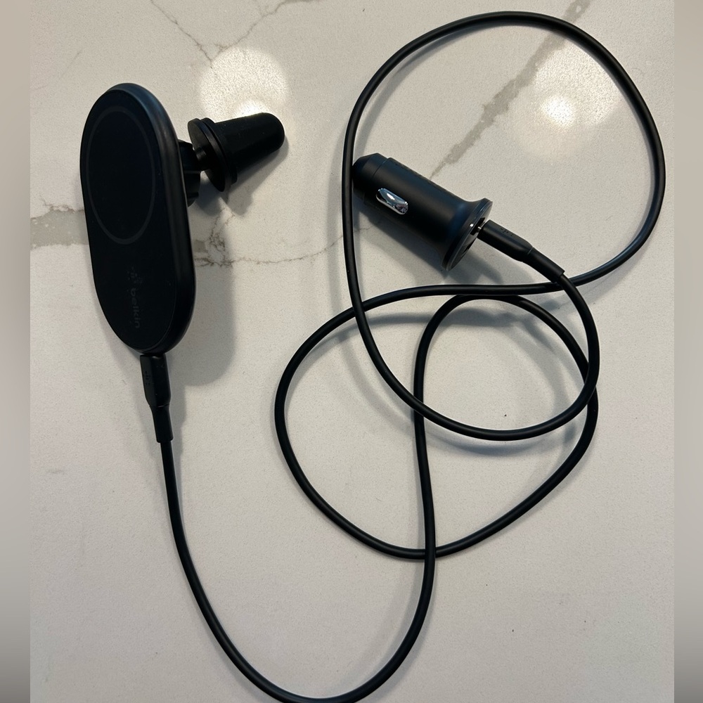 Magna safe car charger with charging port